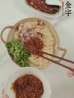 在面上鋪魷魚、香菜、金字火腿大師醬。