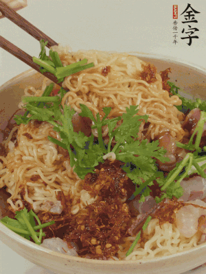 倒上醬汁攪拌均勻即可。