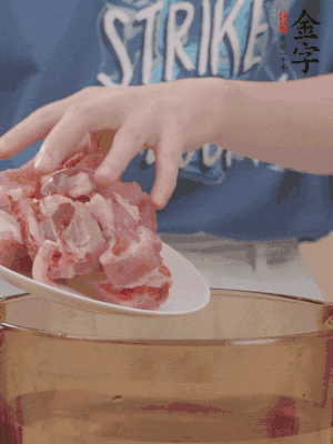 排骨剁小塊，加姜片、料酒沸水下鍋焯水。