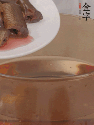 處理干凈的黃鱔段，加姜片、料酒沸水下鍋焯水。撈出用涼水沖洗干凈。