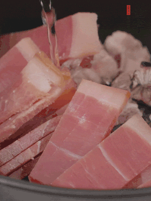 排骨、黃鱔段、金字火腿片放入砂鍋中，加沒過食材的水。