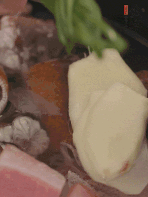 加姜片、蔥結(jié)、料酒。