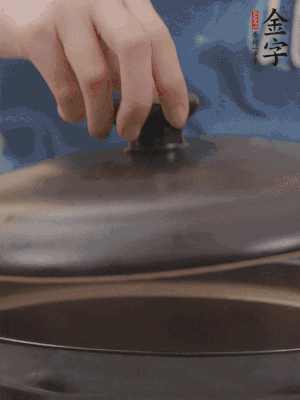 大火煮開后轉(zhuǎn)小火，燉煮20分鐘左右。