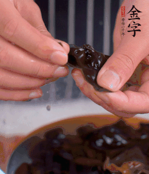 木耳冷水泡發(fā)，處理成小塊。（如果是小木耳就不用切了）