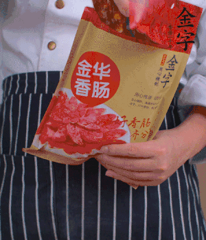 香腸切成斜片，小米辣切成斜片。