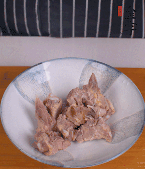 排骨加1勺黃酒、1勺蠔油、1勺玉米淀粉、1/4勺胡椒粉腌制半小時。