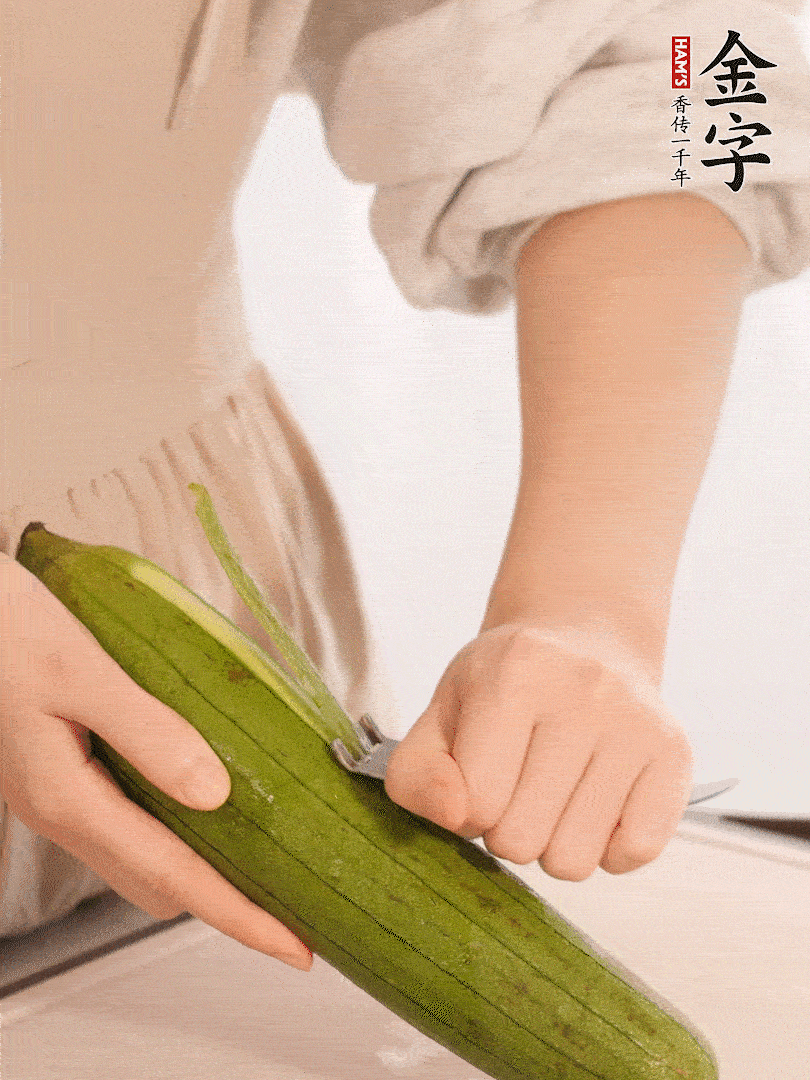 絲瓜去皮切滾刀塊用鹽殺一下水分洗凈。