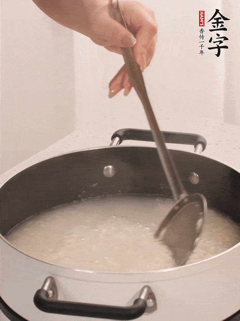 香菇、土豆、胡蘿卜、金字土香腸切小塊。