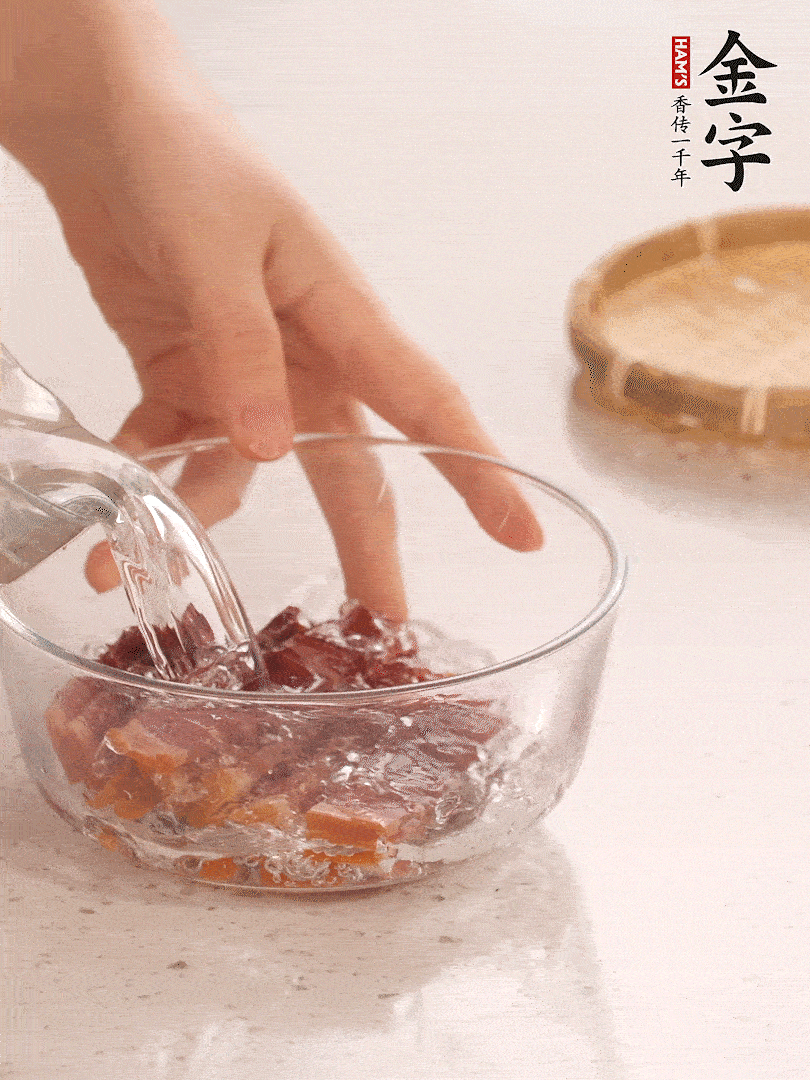 金字火腿切片，溫水泡5分鐘。