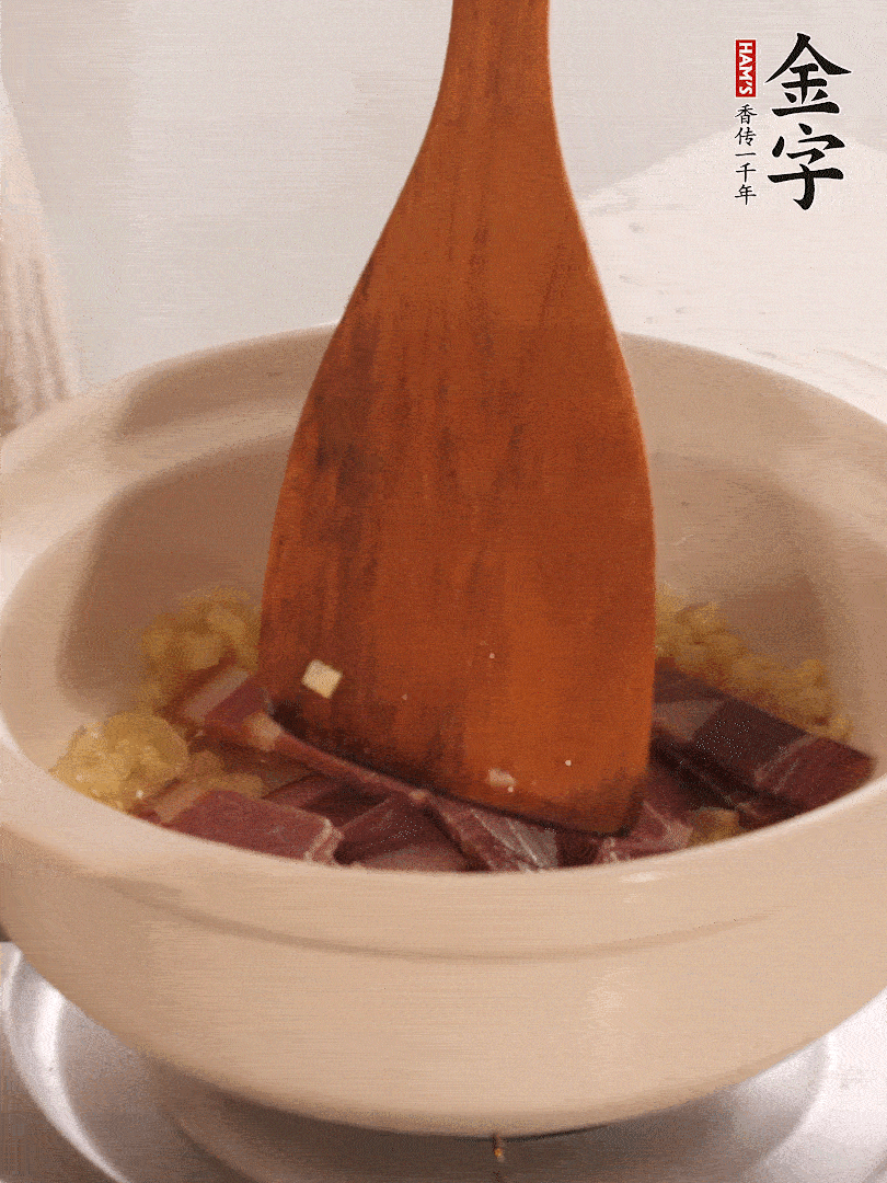 加熱水，加入白菜蓋上蓋子煨煮3分鐘。