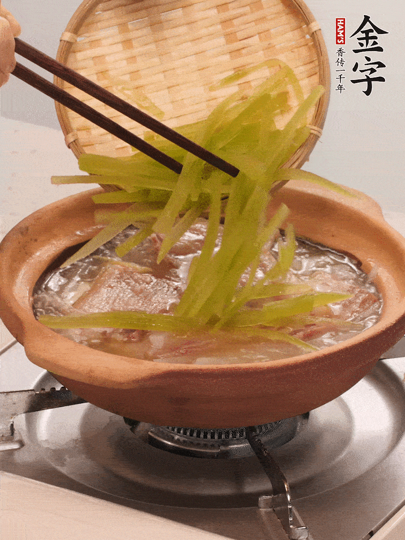 放入白蘿卜絲繼續(xù)炒軟炒至透明狀。