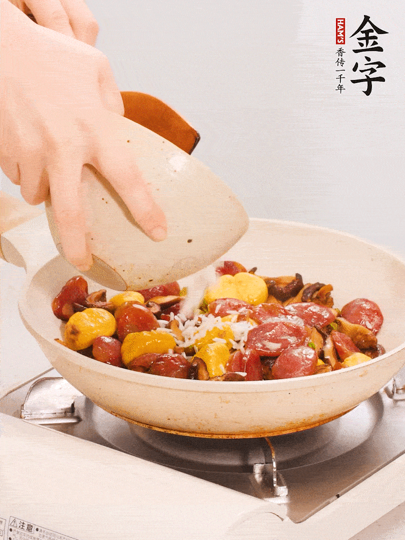 把米淘洗干凈，放入切好的香菇、板栗、毛豆。