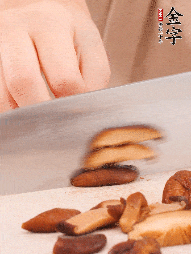 干香菇泡發(fā)，切成小塊。