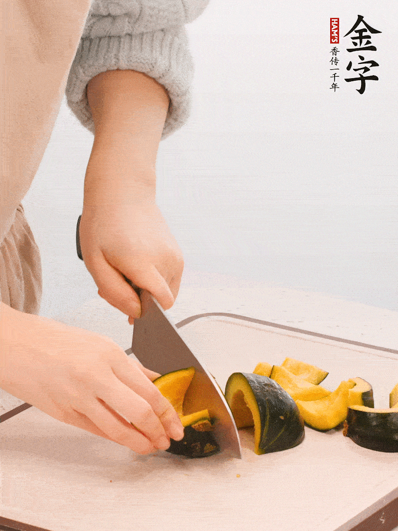 貝貝南瓜切小塊，生姜切成姜絲。