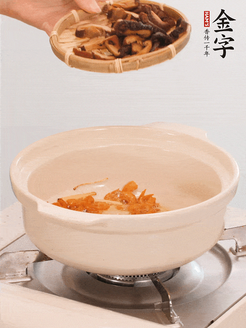 砂鍋倒入少許油，放入姜絲、海米小火煸香；再放入香腸、南瓜、干香菇一起翻炒2分鐘。