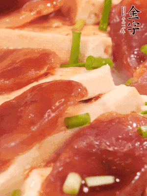 調(diào)一個醬汁：2勺生抽、1勺蠔油、半勺白糖、1勺淀粉、半碗清水調(diào)成料汁燒開