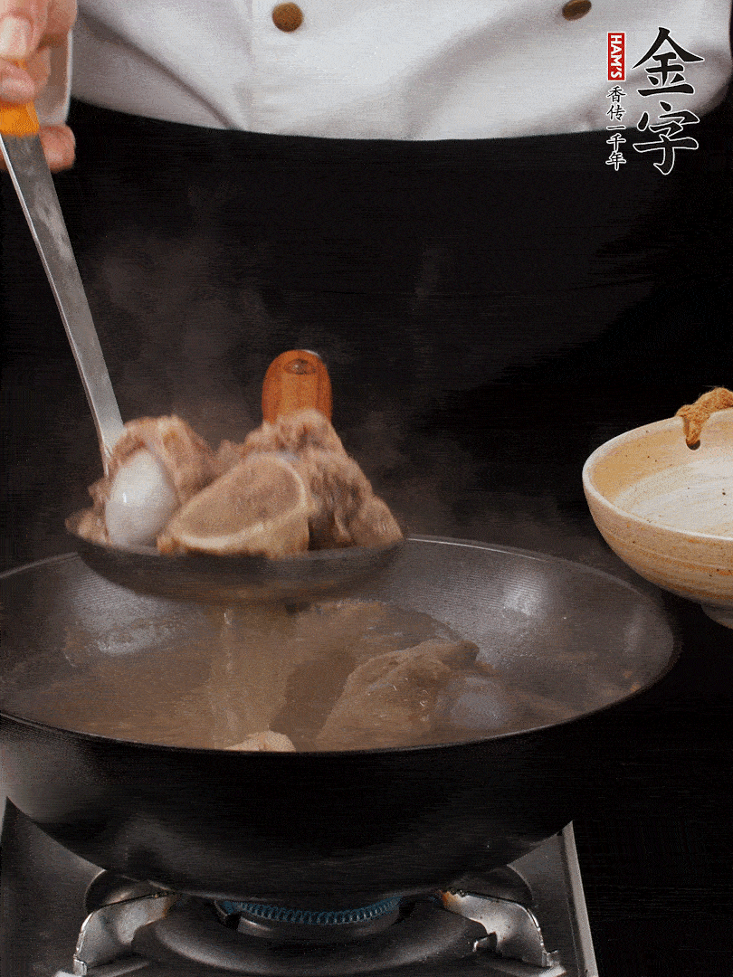 大筒骨清水浸泡30分鐘，中途換水2-3次。冷水下鍋，加姜片、料酒焯水，撇去浮沫。