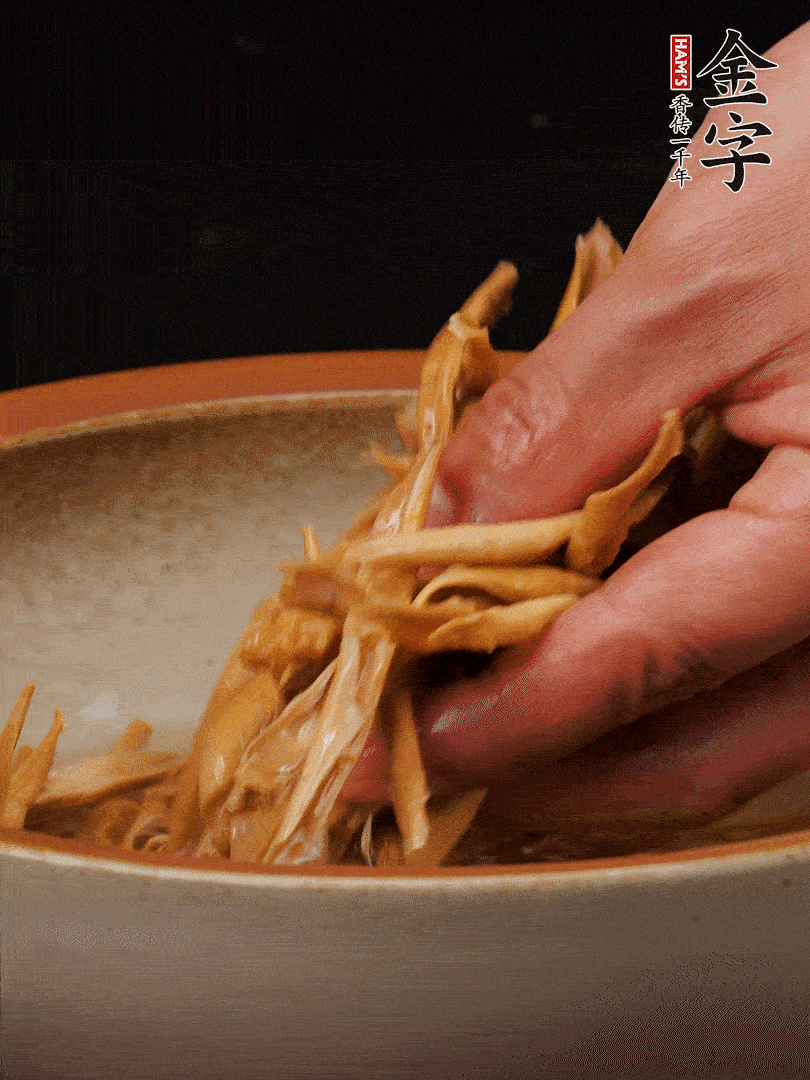 農(nóng)家土筍尖提前泡軟，用刀劃成細(xì)絲，這樣會(huì)更加入味。