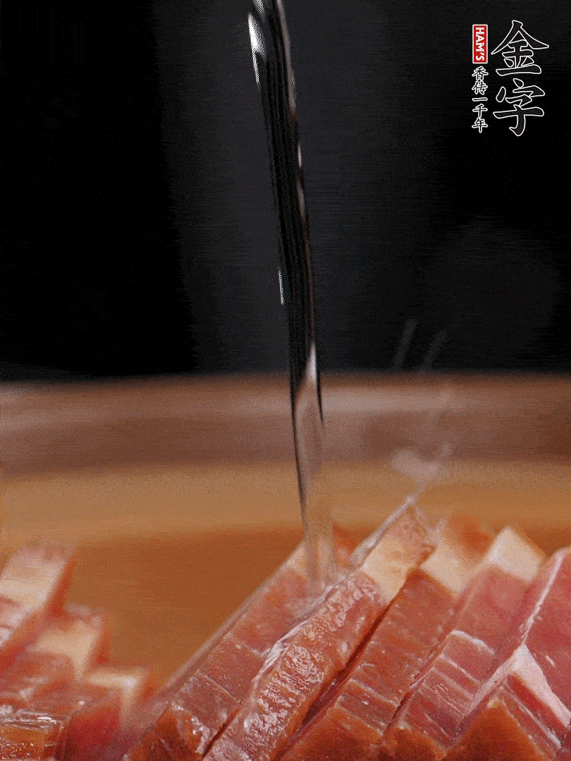 金字火腿切片，放入溫水中泡10分鐘，金字土香腸斜切成片。千張切成細(xì)條。