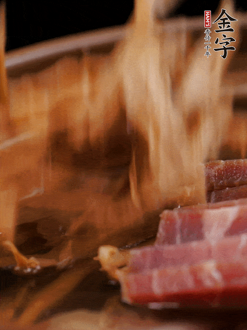 大筒骨、金字火腿、姜片、黃酒一起放入砂鍋，加筍干燉煮40分鐘。（如果家里有高壓鍋，用高壓鍋把高湯壓出來(lái)更鮮濃。）