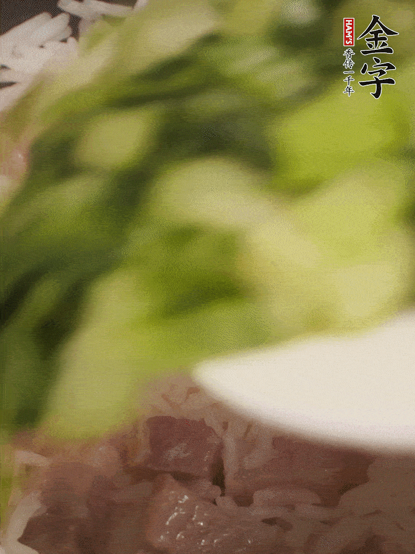 將燜煮好的米飯，倒入炒熟的蔬菜中，翻炒均勻鍆繼續(xù)燜煮5分鐘