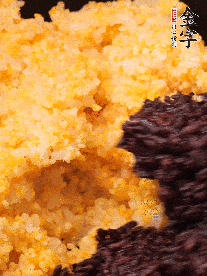 混合小米、紫米煮熟，加豬油攪拌均勻（紫米分開煮在攪拌）