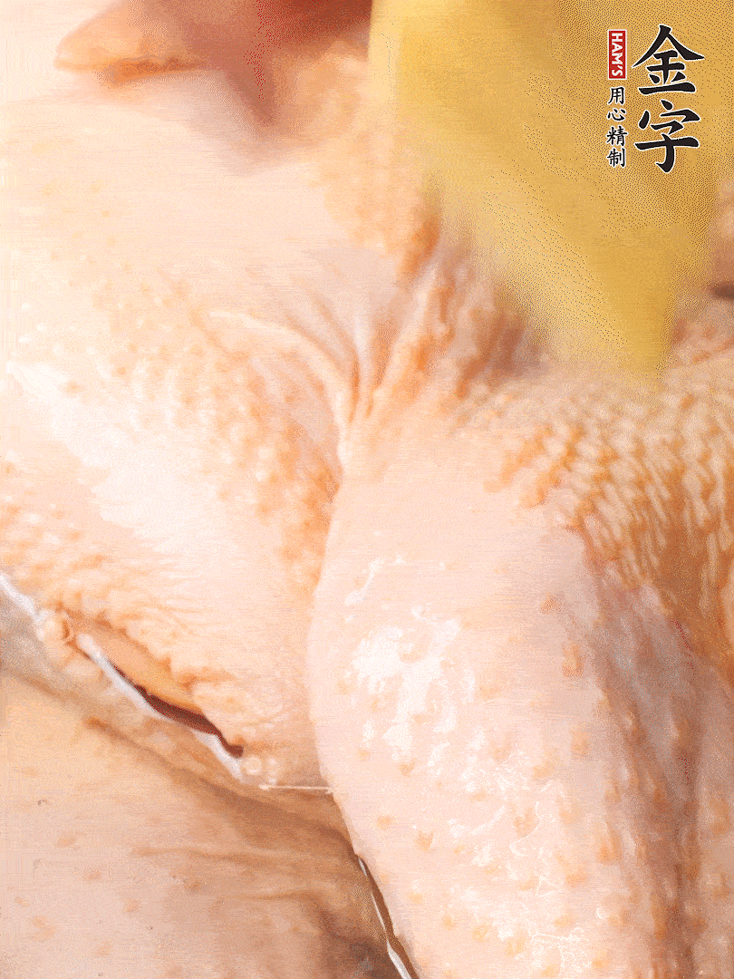 老母雞去頭去尾，斬去雞爪。冷水入鍋，加料酒、蔥姜焯水，煮出浮沫后撈出，用清水洗凈