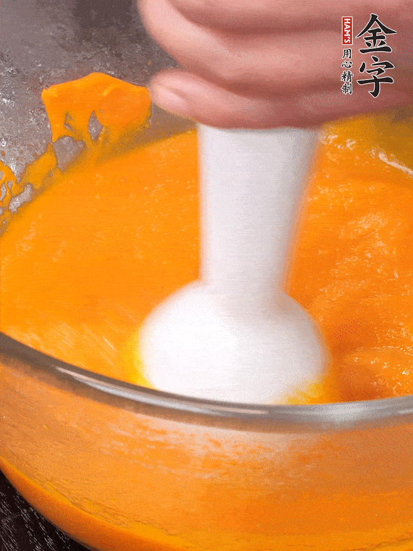 300g南瓜，去皮去瓤切滾刀塊，大火蒸8分鐘，料理機(jī)打成泥，篩網(wǎng)過篩成泥