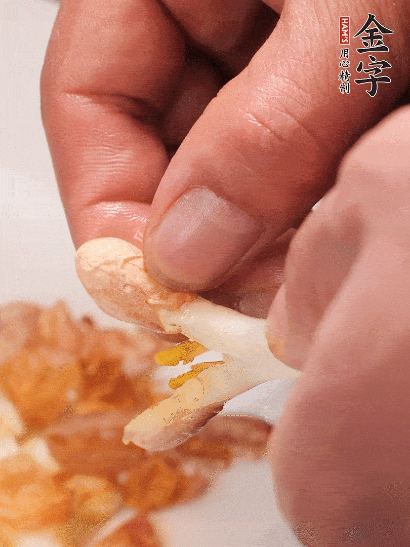 花生芽切段。開水焯水1分鐘，去掉頂部的花生皮