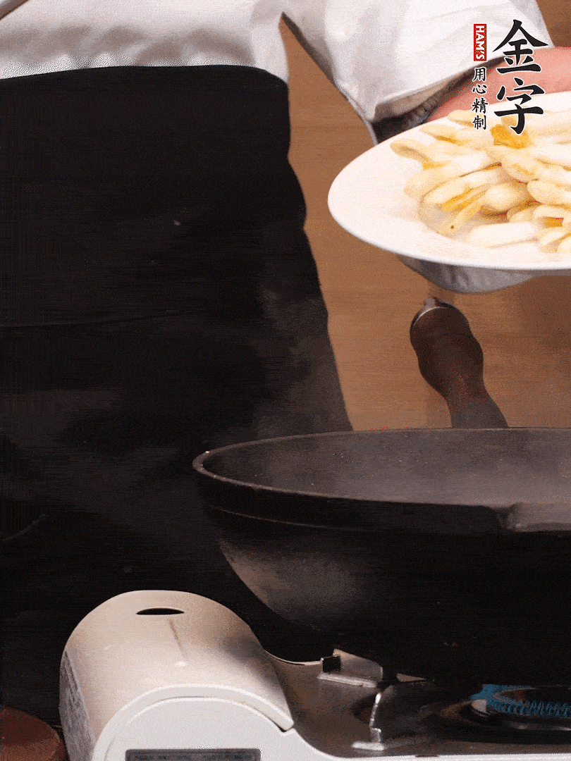 鍋中少許油，下花生芽