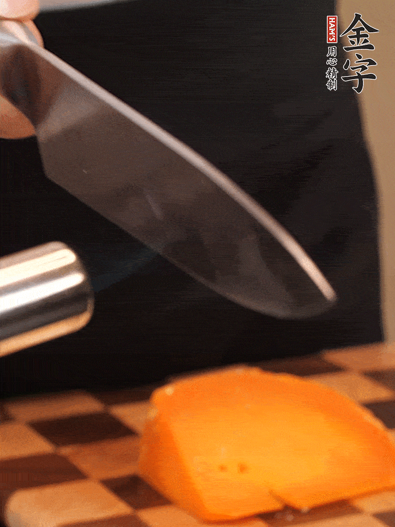 間隔擺上哈密瓜、奶酪、迷迭香、核桃仁