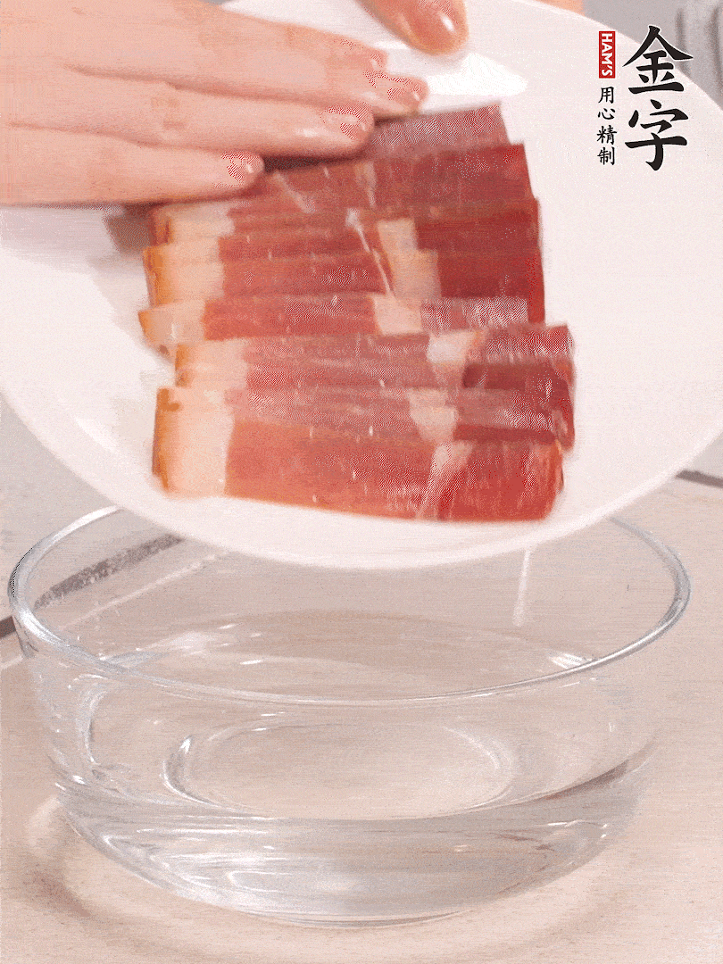 鴨腿冷水下鍋，加姜片、料酒焯水