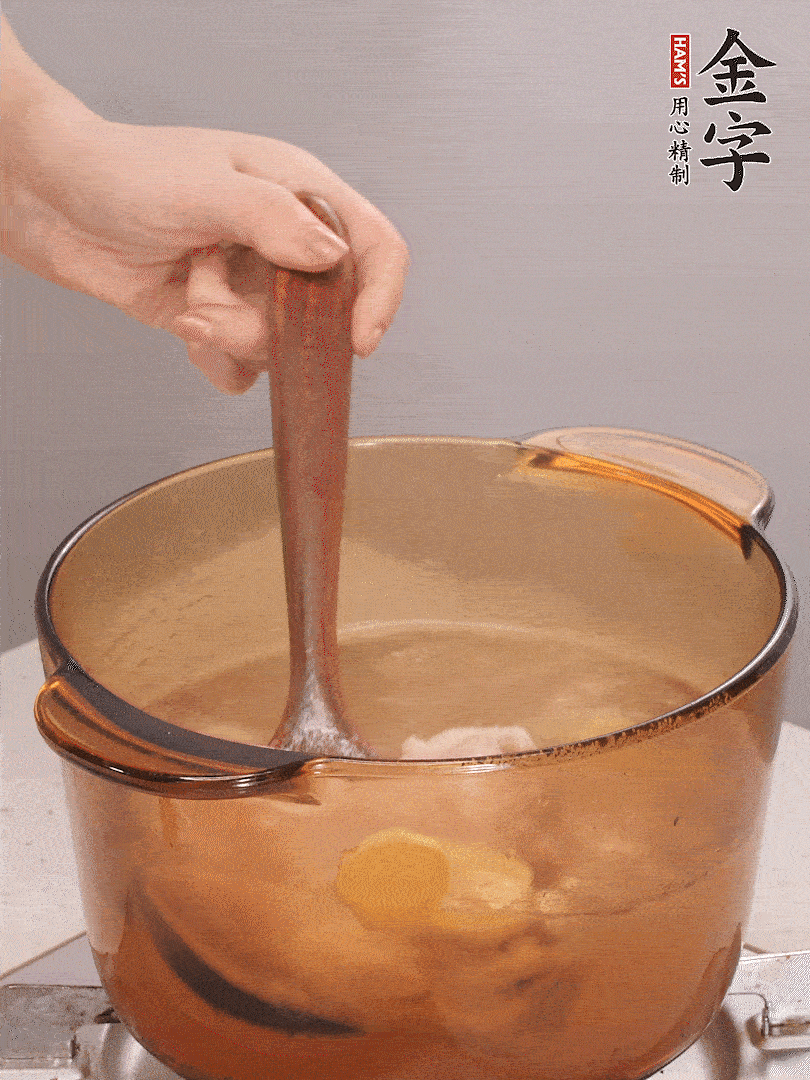 鴨肉、白果、火腿、生姜一起放入砂鍋，清水沒過食材，大火燉煮1小時