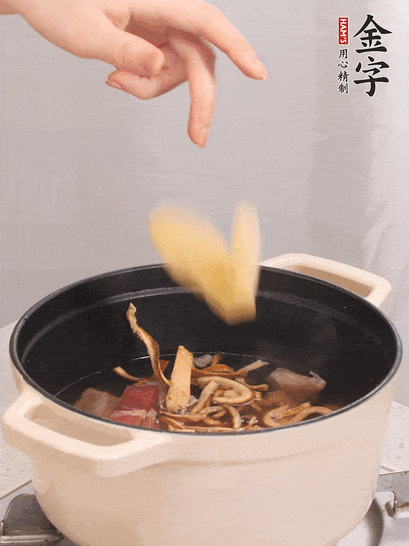 加入青、紅蘿卜再煲20小時(shí)。