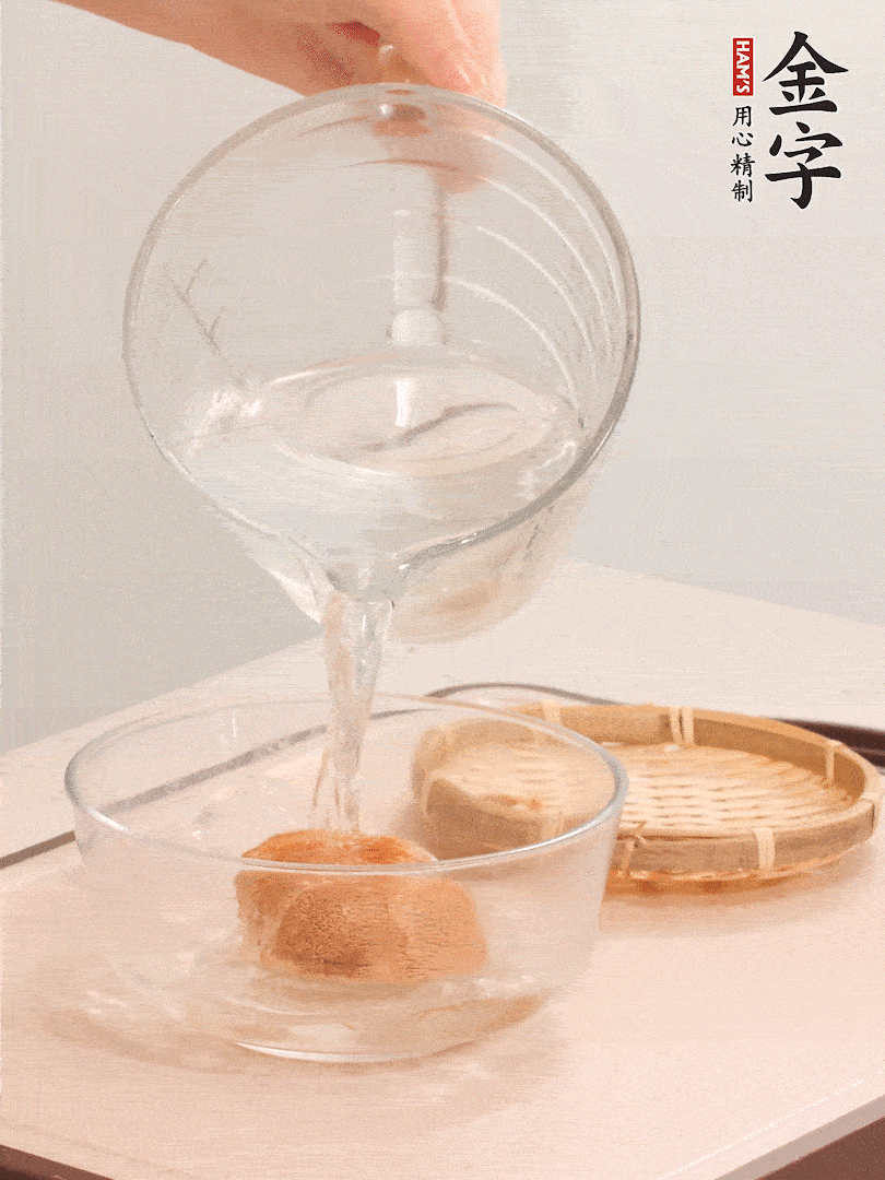 猴頭菇至少泡發(fā)半小時(shí)，將浸泡后的黃水?dāng)D干；