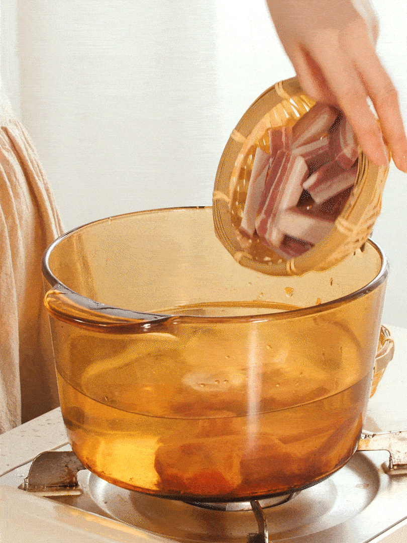 咸肉、排骨加料酒 蔥段 生姜 一起冷水下鍋焯水撈出