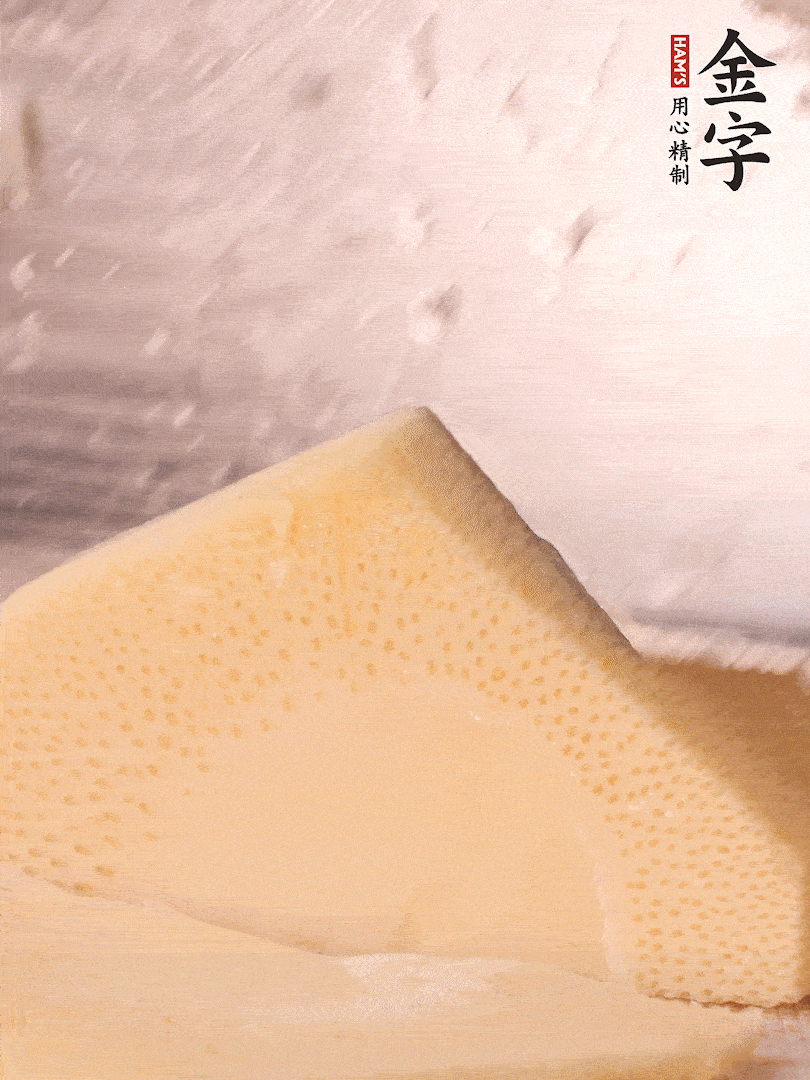 冬筍處理干凈，切滾刀塊，開(kāi)水焯燙去除澀味