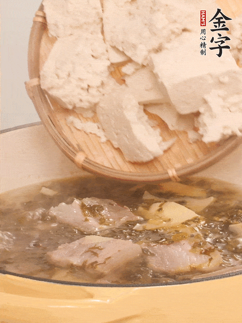 往鍋里加入一倍的水，加豆腐