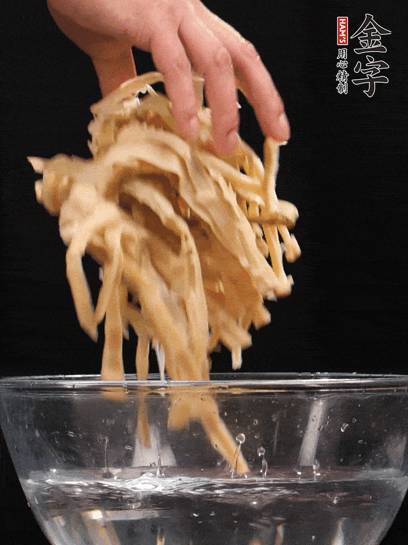 天目山筍干1把，清洗表面鹽分，用手撕成長條