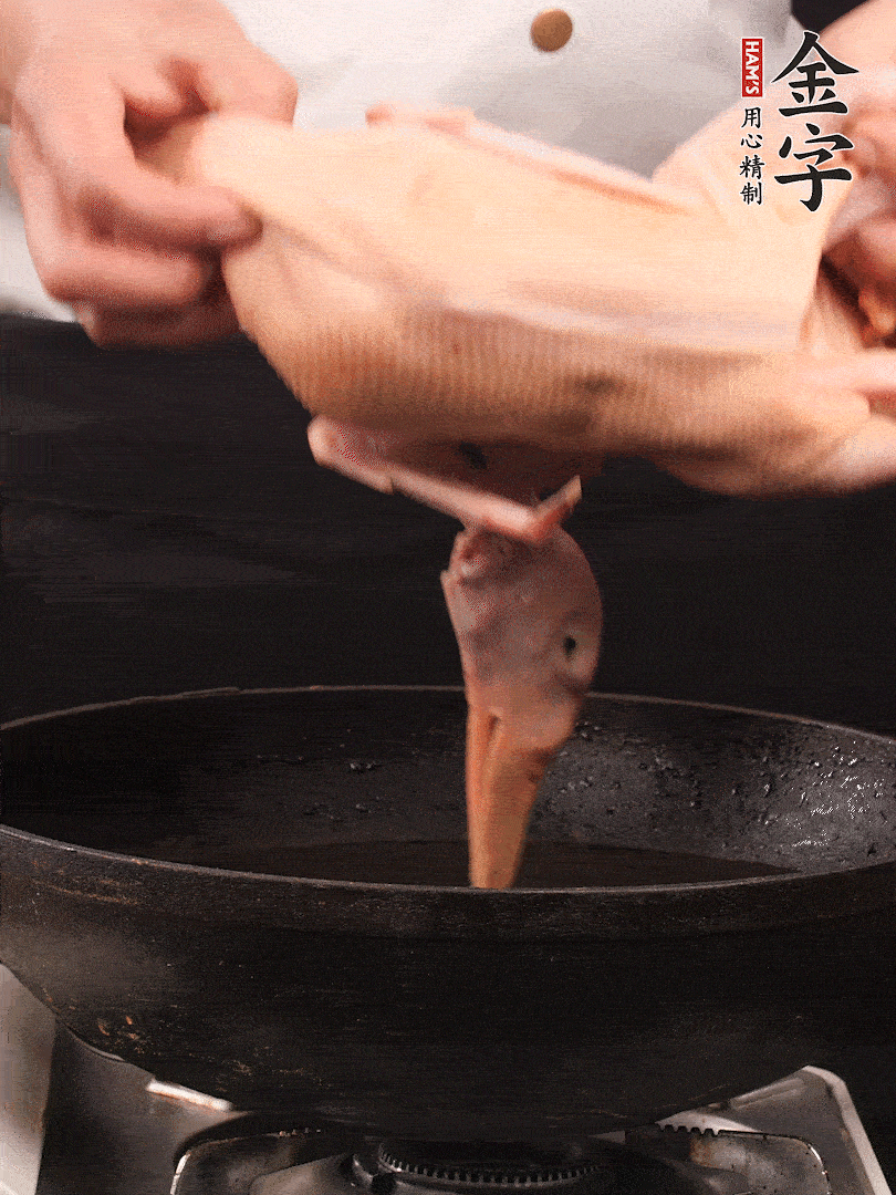 處理干凈的老鴨1只，黃酒小半碗，姜幾片，一起放入冷水，煮沸焯水3分鐘，去除血沫