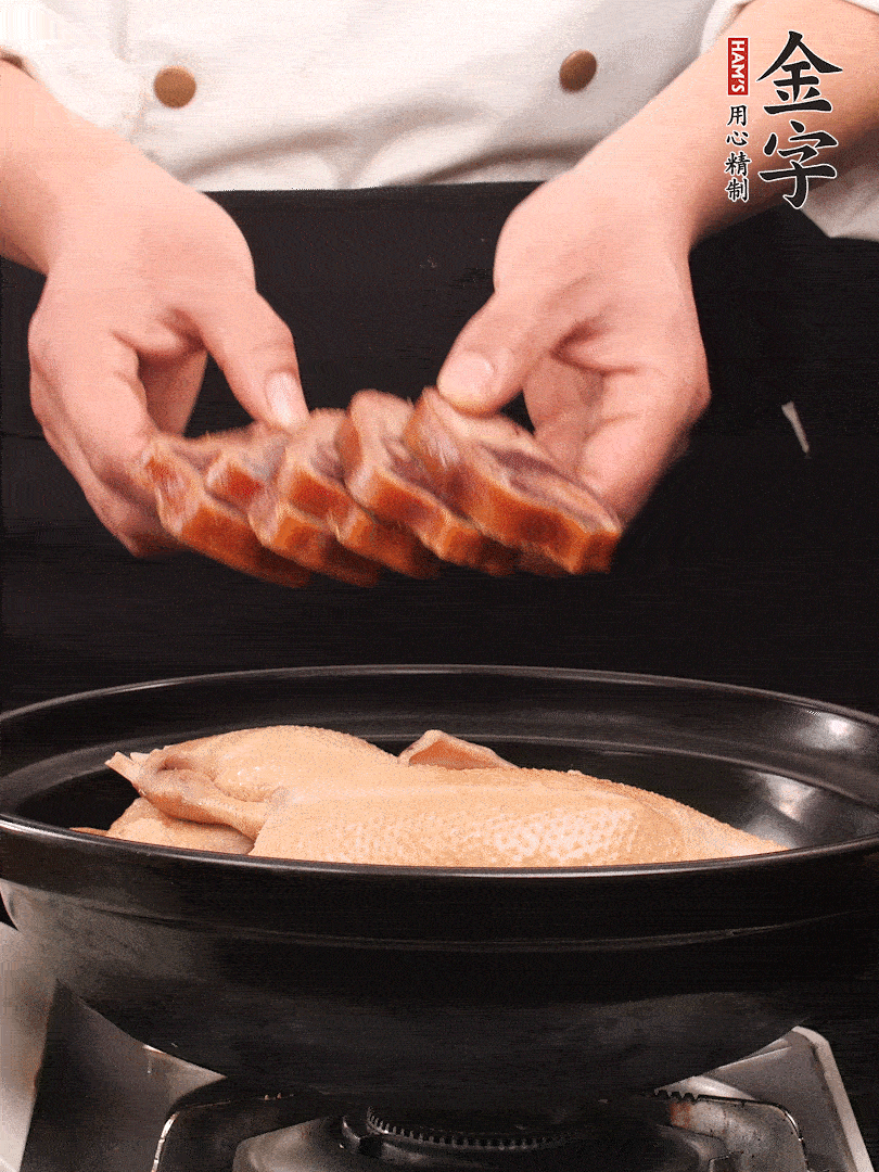 老鴨、金字火腿蹄片、筍干、姜片、蔥結(jié)，清水沒過鴨身2cm，加黃酒小半碗