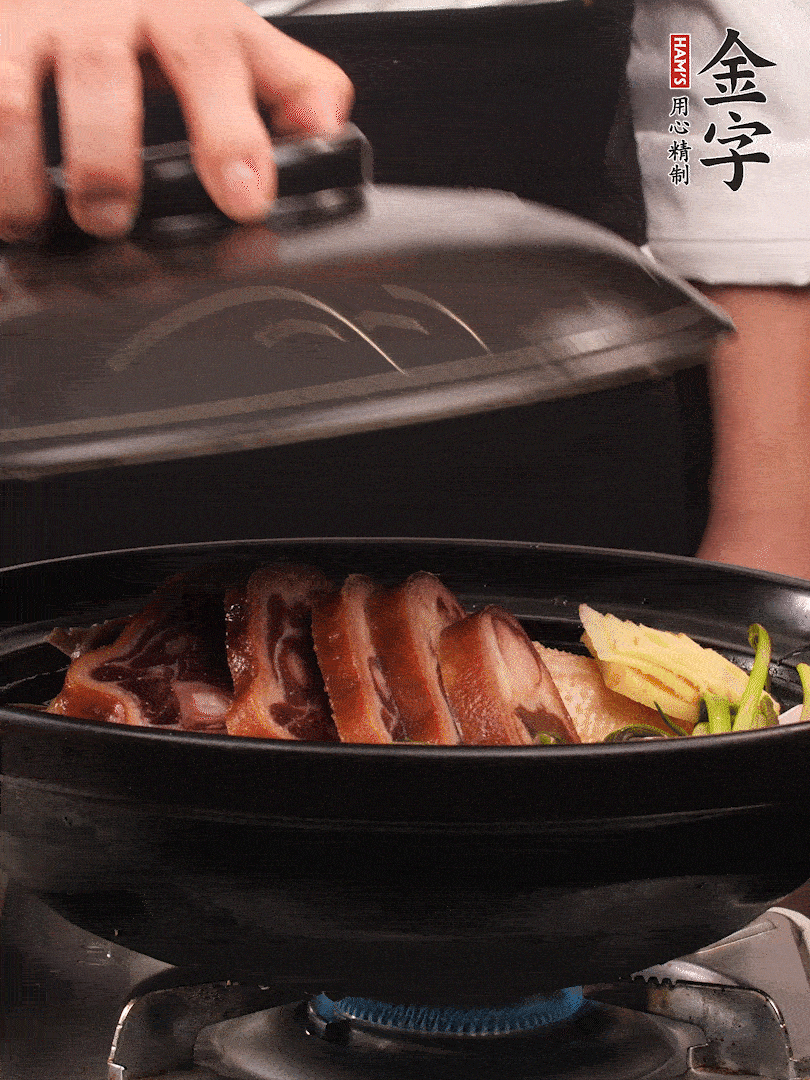 砂鍋蓋蓋子密封，大火燒開后轉(zhuǎn)小火，燜煮2小時