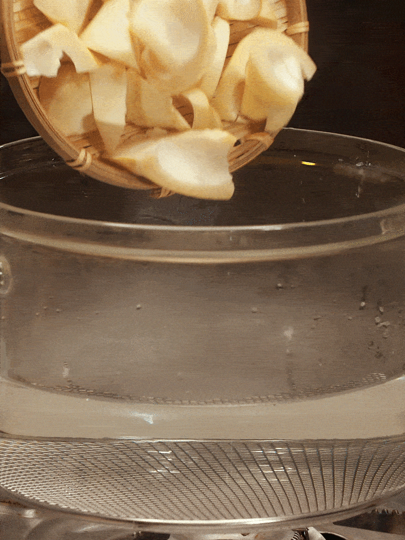 春筍切塊，焯水去除澀味