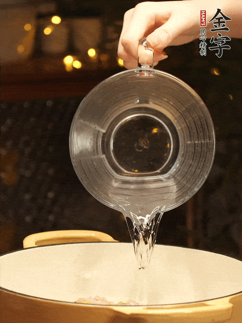 加入120ml水，蓋上蓋子燜幾分鐘撒上蔥花，美美的擺個(gè)盤~