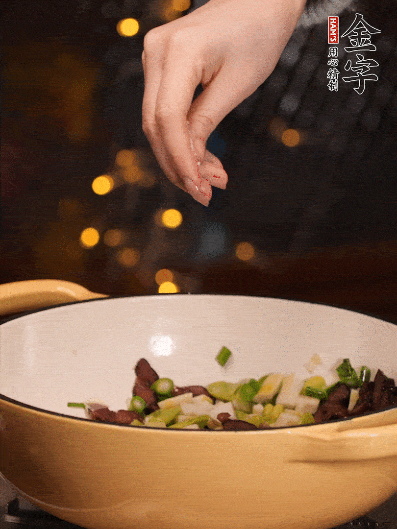 可以加點(diǎn)點(diǎn)水，再加菜苔，加點(diǎn)鹽、味精調(diào)味