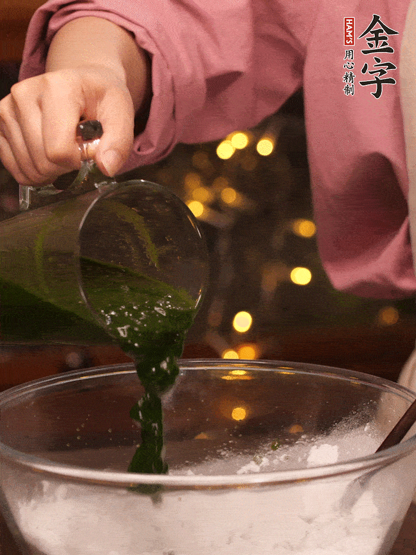 清明粿粉，分次加艾草泥，加點(diǎn)油揉2分鐘