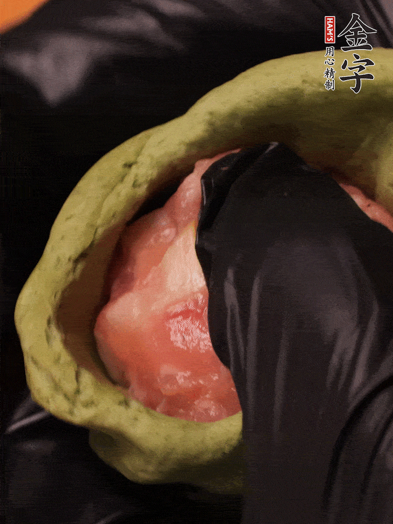 切成小劑子，中間壓個(gè)坑，做成碗狀，虎口慢慢收口