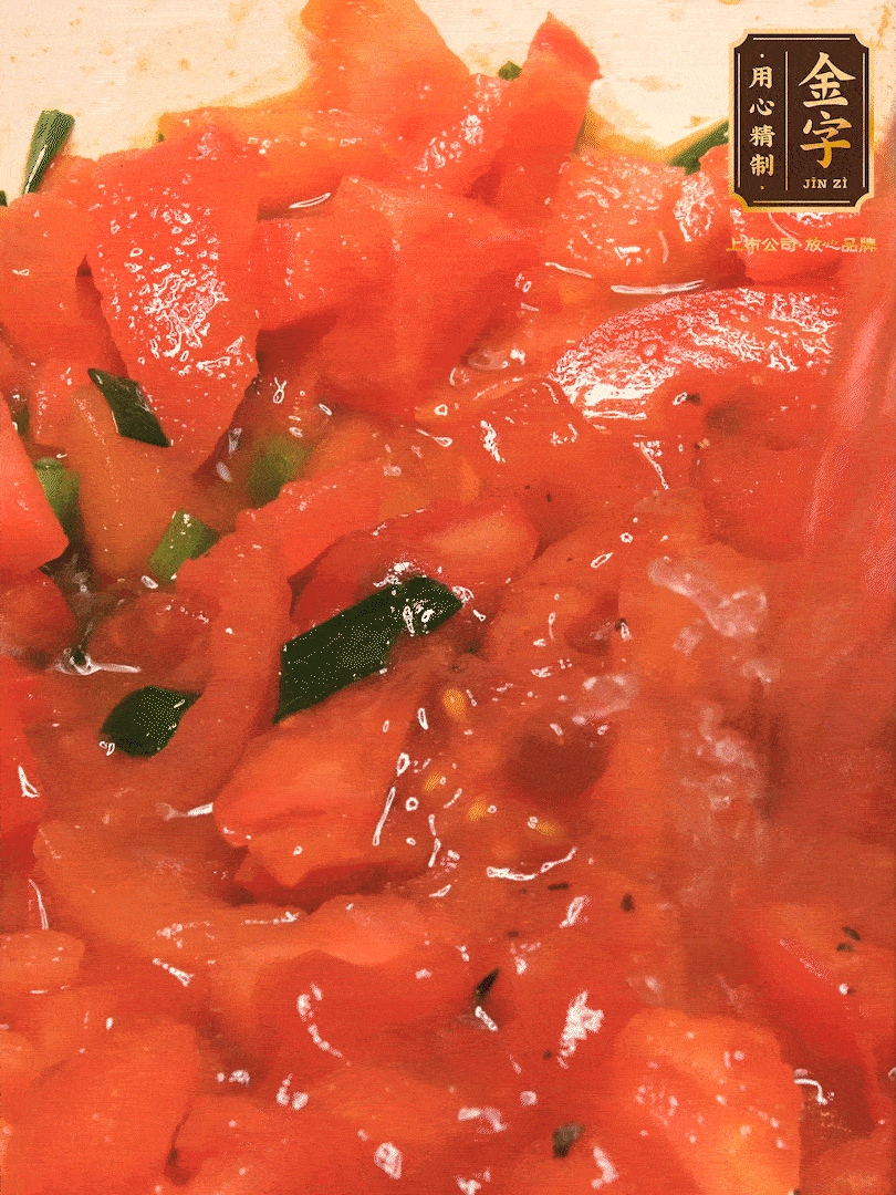 放入番茄丁，炒出汁