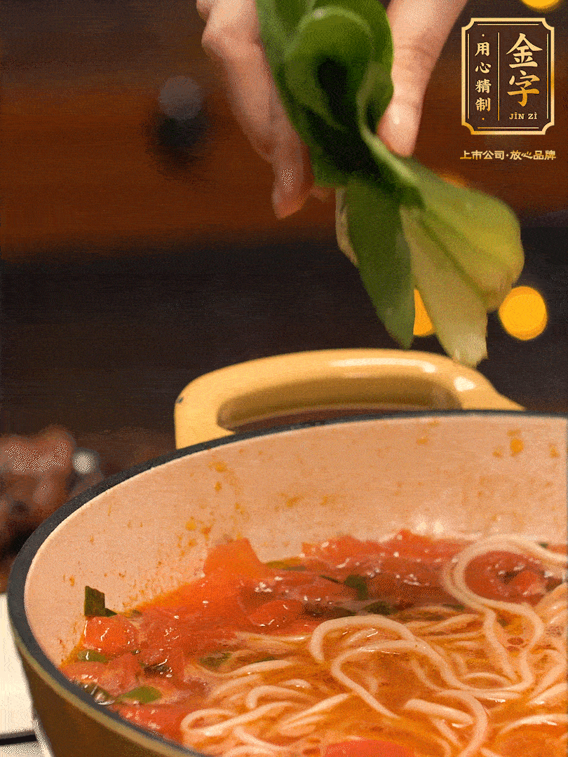 放入焯水后的面條、牛肉、小青菜燜煮約3分鐘