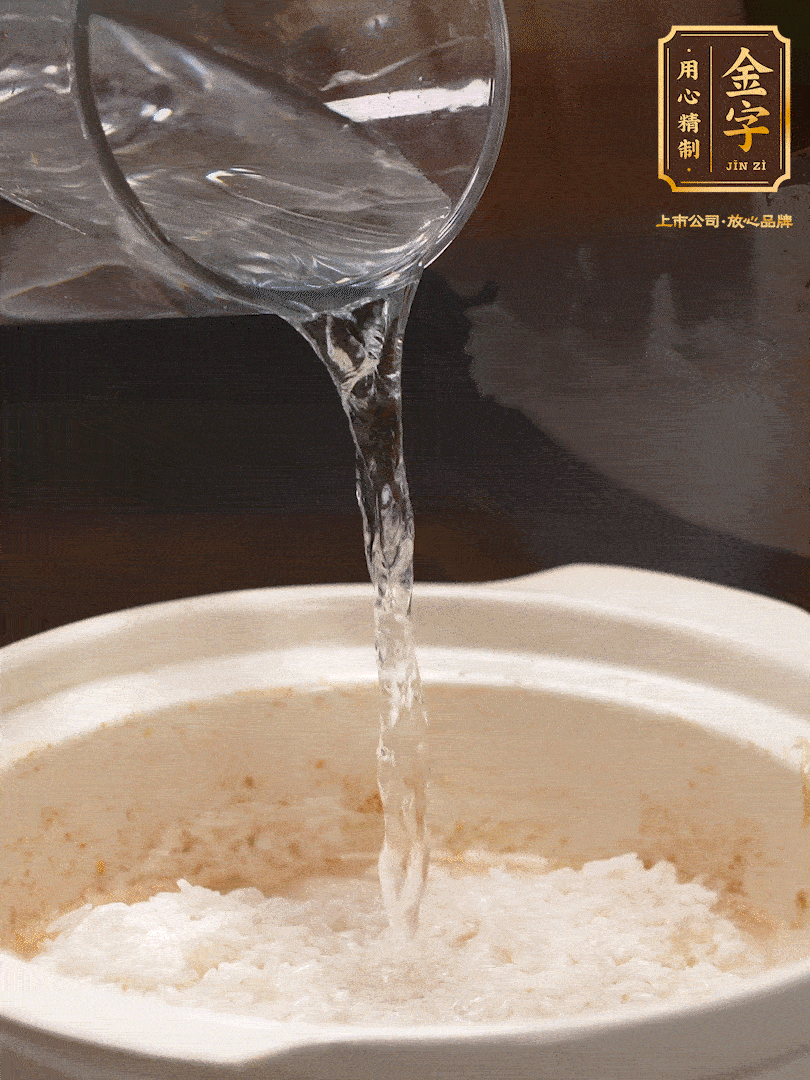 將泡好的米，加水一指，煮至沸騰